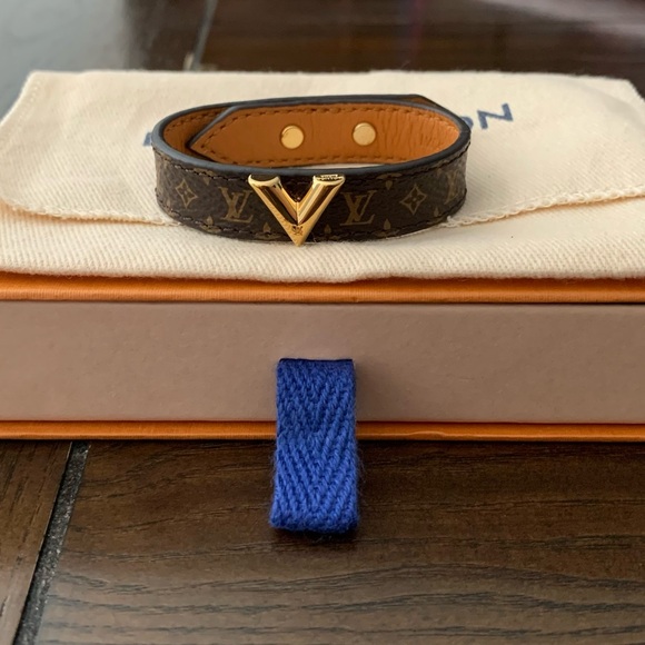 Louis Vuitton Essential V Monogram Bracelet 15 - Picture 4 of 11